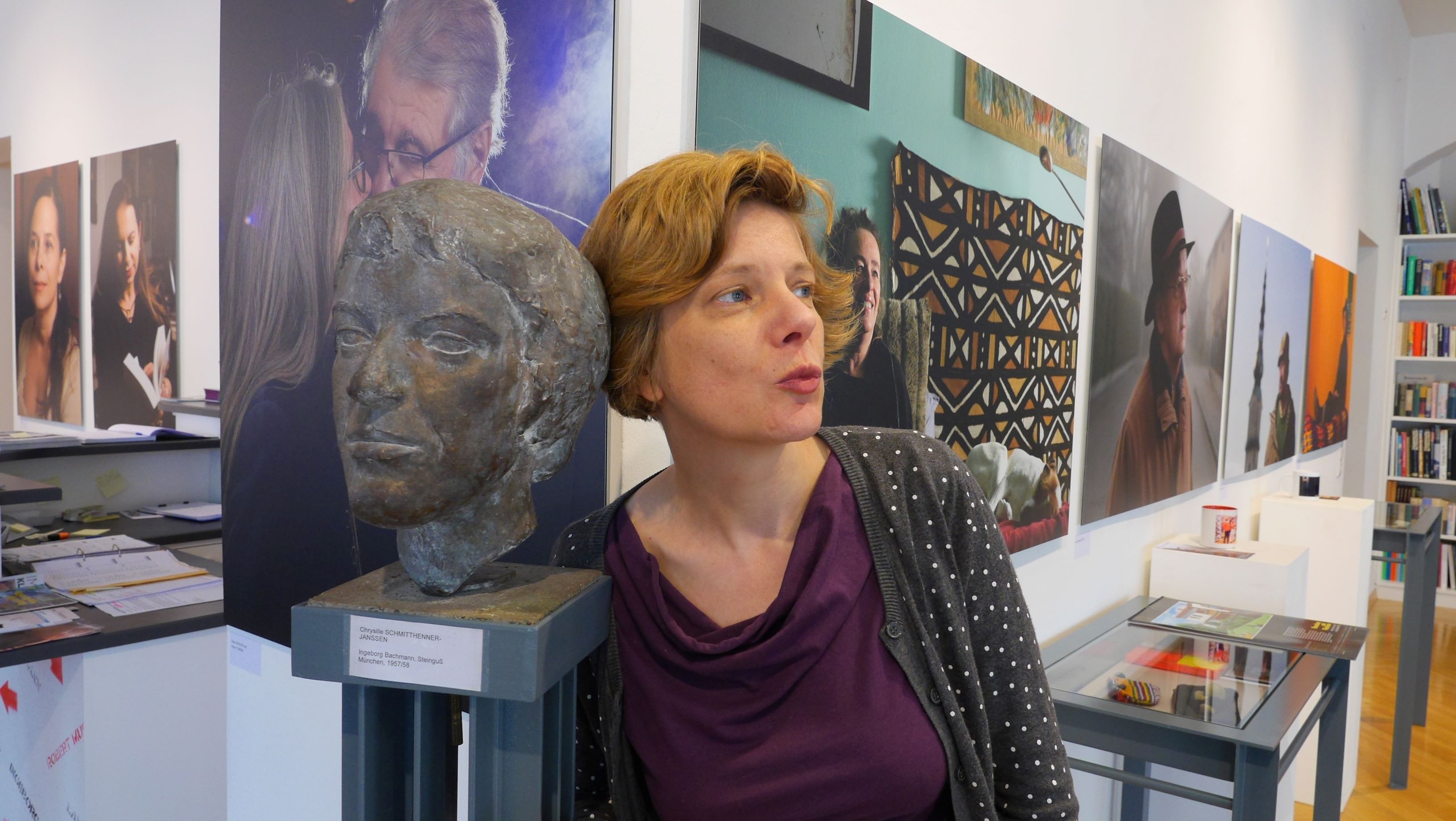 Poiarkov im Robert-Musil-Literatur-Museum, Klagenfurt, neben einer Skulptur des Kopfes von Ingeborg Bachmann; an der Wand großformatige Fotos