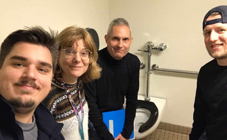 Mit den Studierenden meines Creative-Writing-Kurses nach dem Vorlesen eines ortsspezifischen Textes