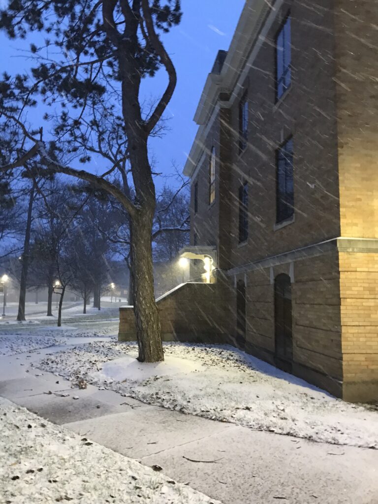 Shatzel Hall im Schneetreiben, Bowling Green, Ohio,